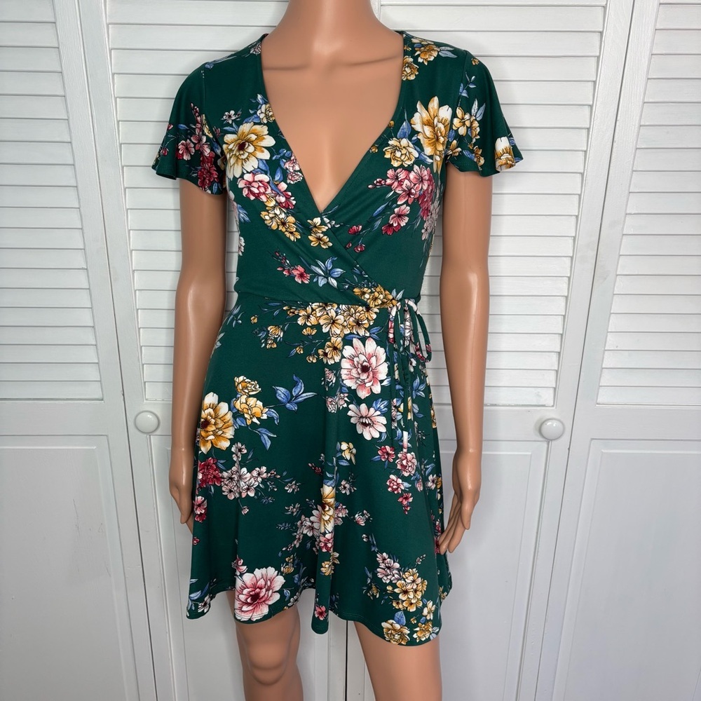 BCX Floral V-Neck Short Sleeve Dress in Green Size XS